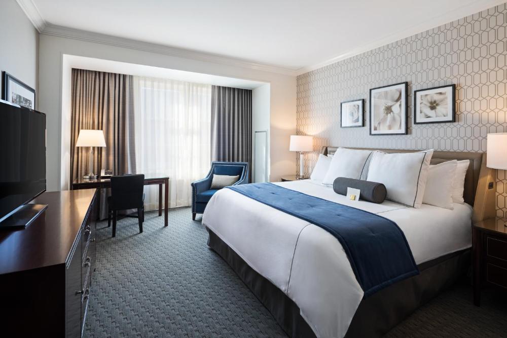 Deluxe King Room interior